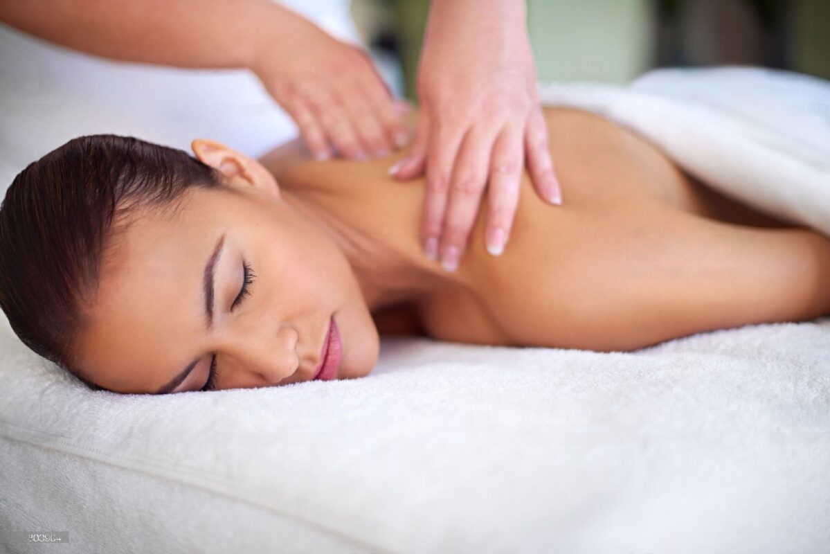 Massothérapeute utilisant des huiles essentielles lors d'un massage à Sherbrooke