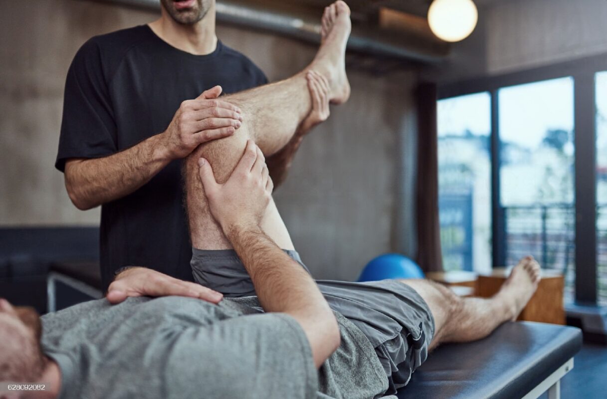Massothérapeute offrant un massage pour soulager les douleurs articulaires à Sherbrooke